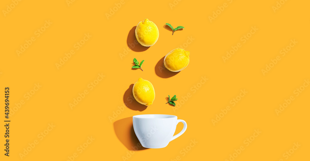 新鲜的黄色柠檬配茶杯俯视图