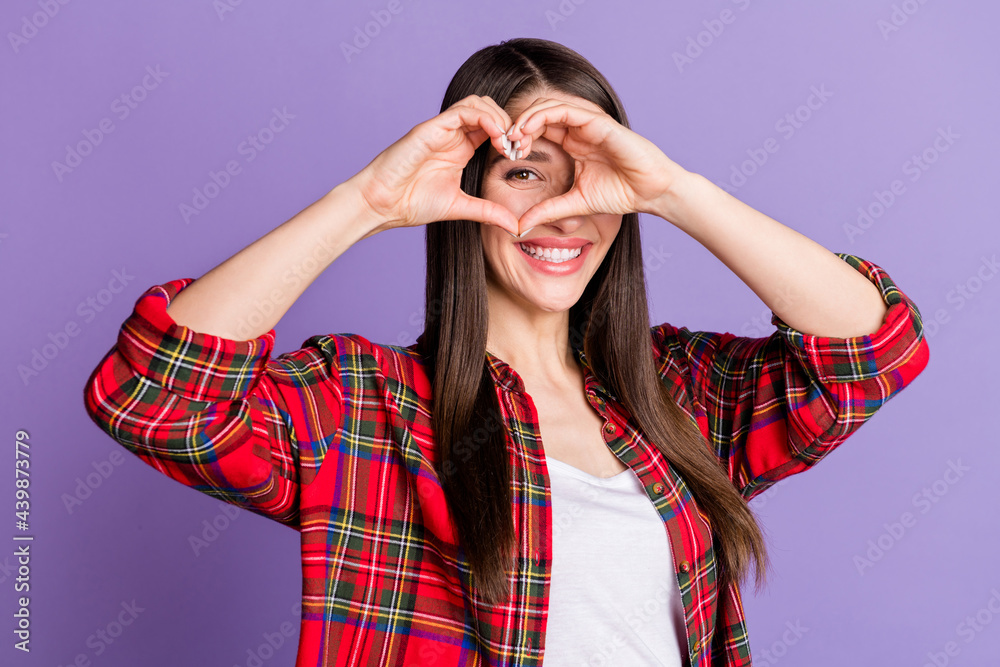 甜美的长发照片千禧一代女士展示爱心标志穿着红色衬衫隔离在紫罗兰色b上