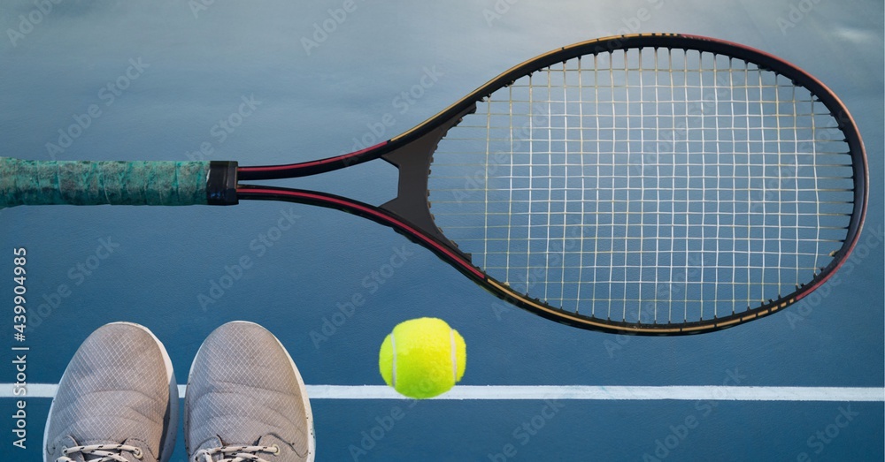 网球场网球、运动鞋和球拍的组成