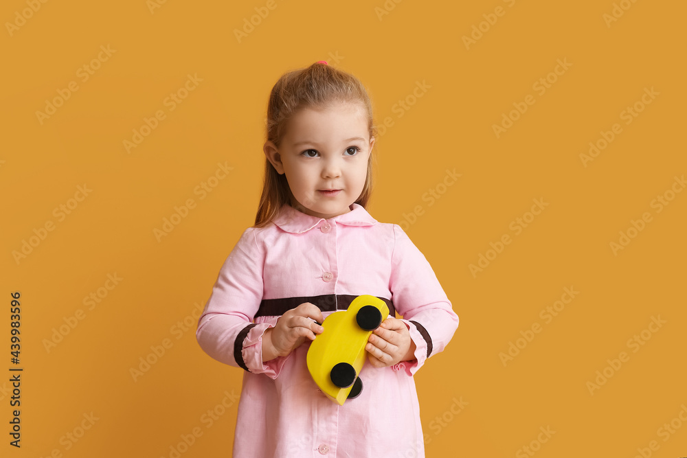 可爱的小女孩，彩色背景玩具车