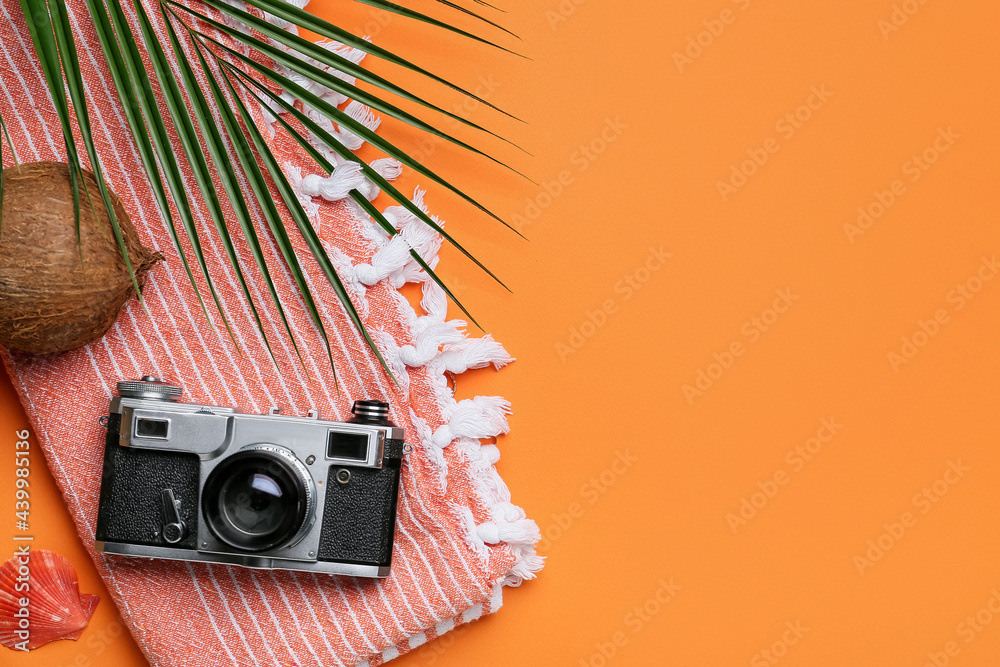 毛巾、相机、椰子和棕榈叶彩色背景