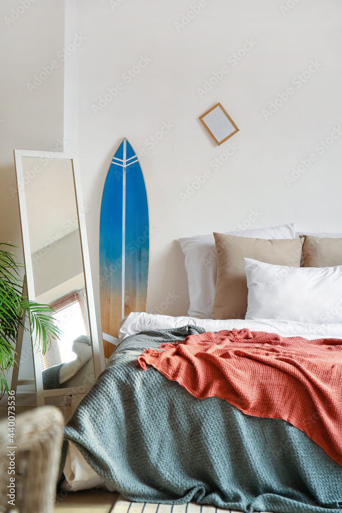 带冲浪板的现代卧室内部