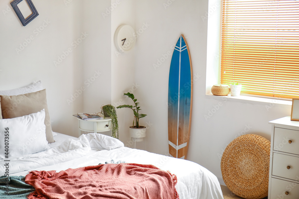 带冲浪板的现代卧室内部