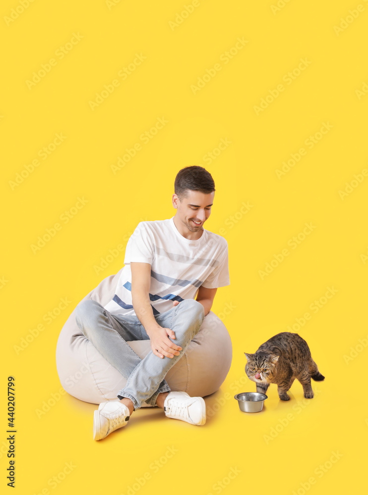 年轻人与可爱的猫在彩色背景