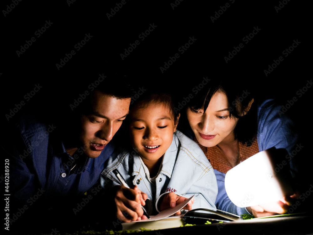 一个幸福的三口之家，晚上读书做笔记