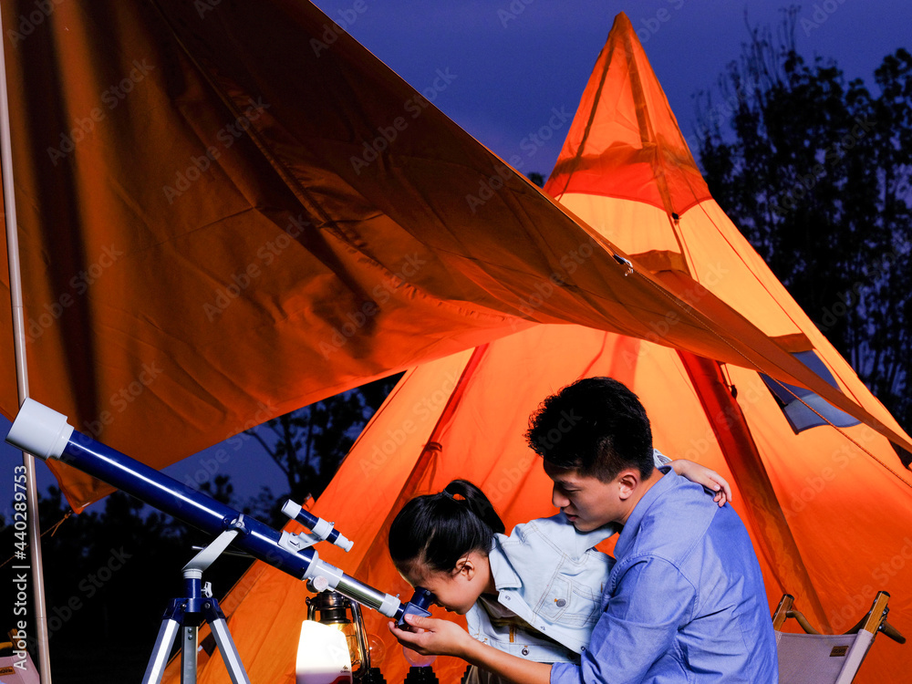 快乐的父女在户外使用望远镜