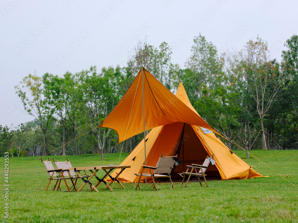公园露营帐篷照片