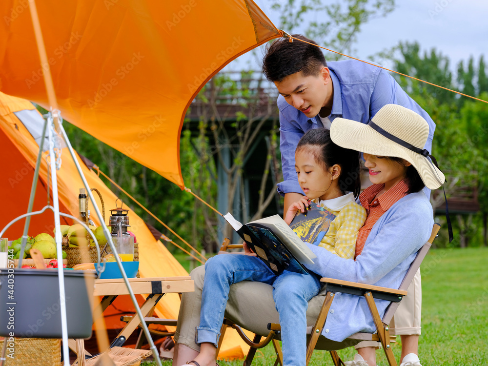一个幸福的三口之家在外面读书