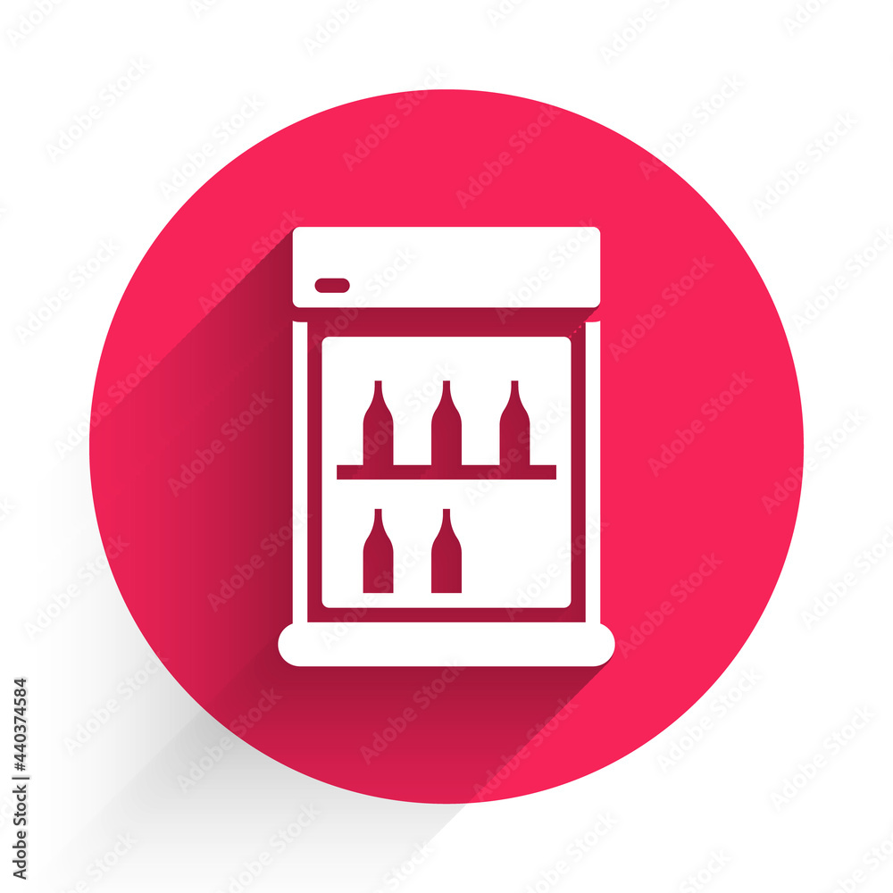 白色商用冰箱，用于储存与长阴影隔离的饮料图标。可储存易腐物品