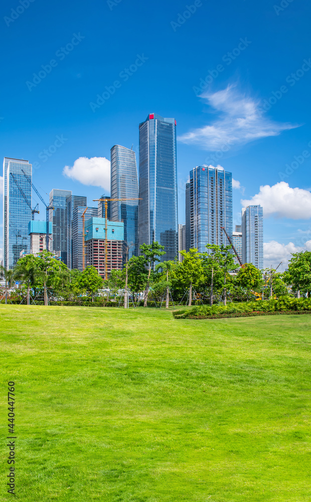 中国深圳前海中央商务区建筑景观和大型草坪
