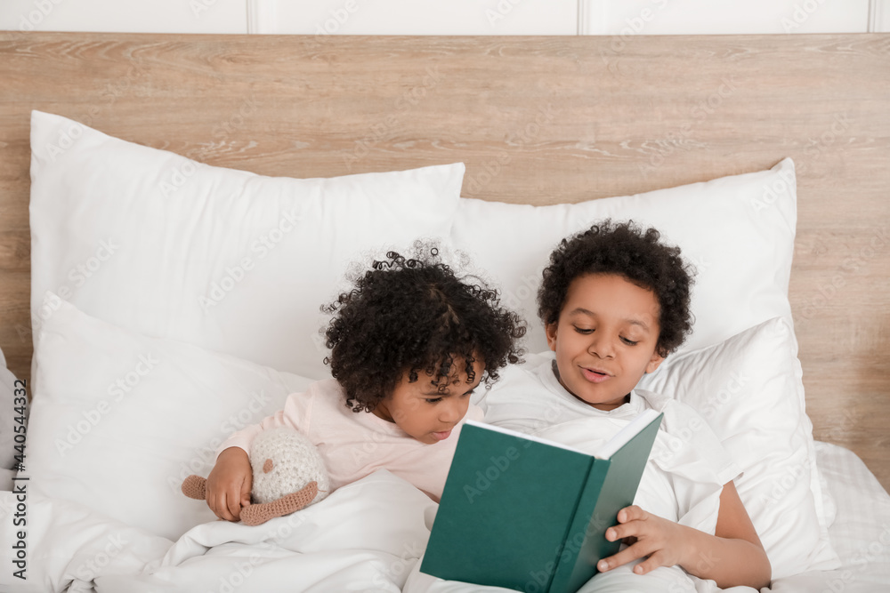 非裔美国儿童在床上看书