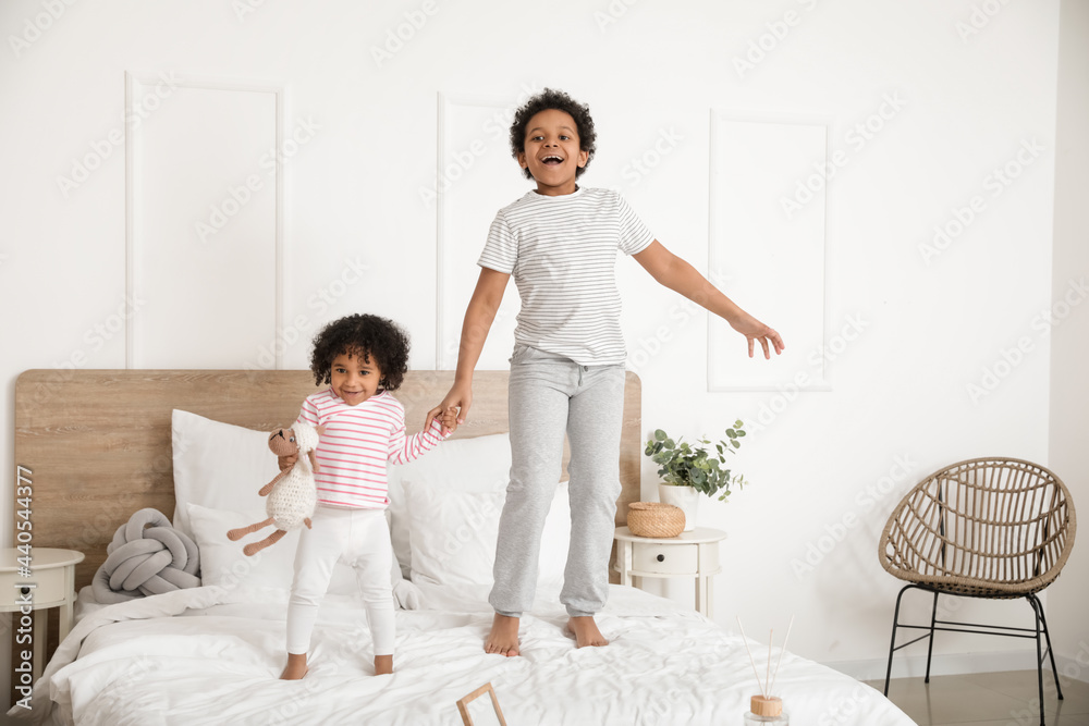 非洲裔美国儿童在房间里跳床