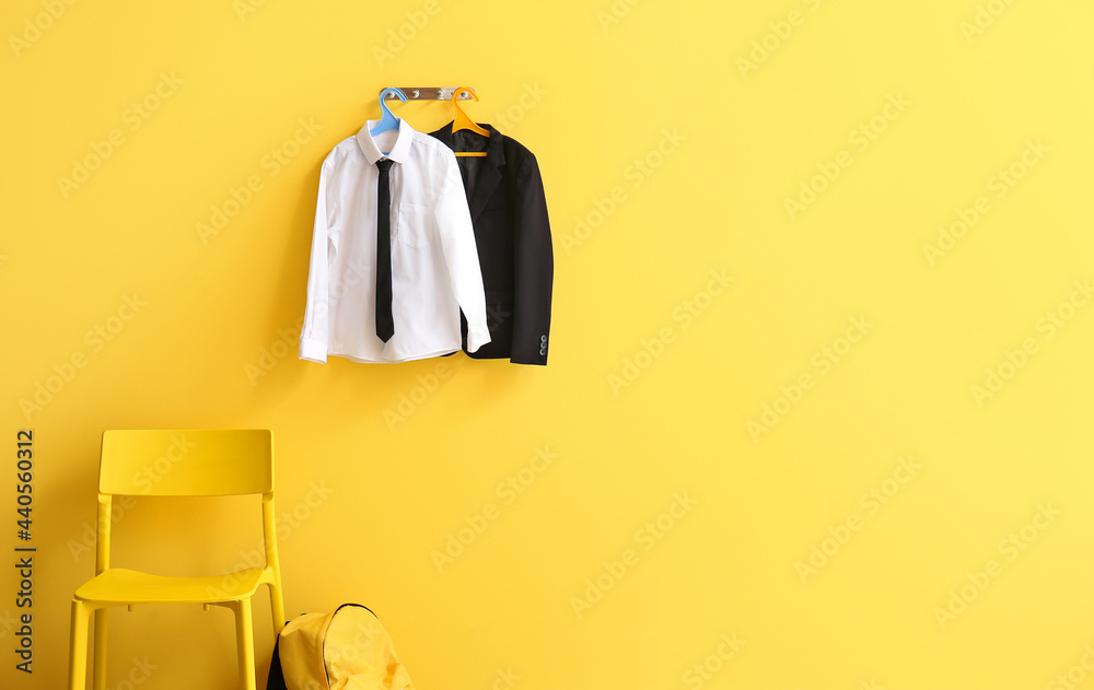 房间彩色墙上挂着时尚校服的衣架