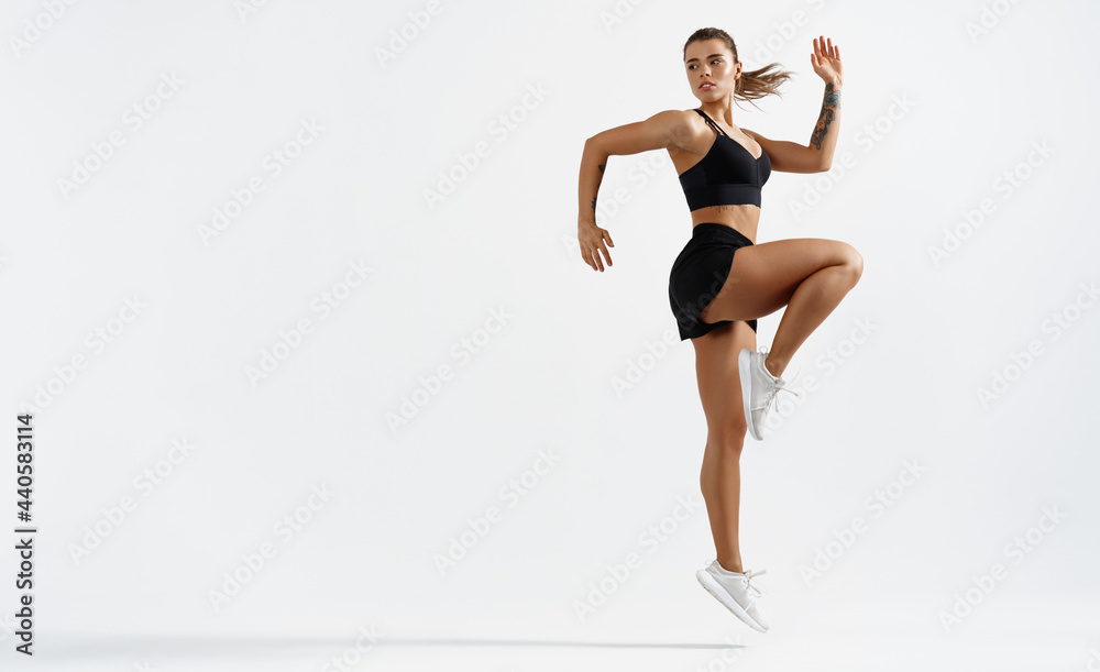 健康的女性在户外锻炼。健康的年轻女运动员在进行健身锻炼。女运动员来了