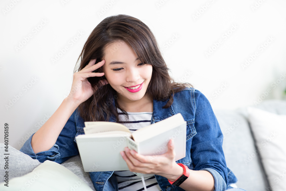 亚洲女人读书