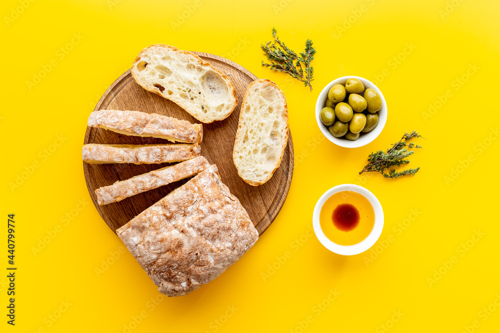 意大利食物开胃菜，配面包和橄榄油香醋