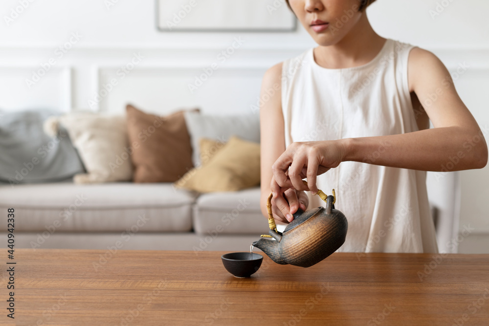 日本女人准备抹茶绿茶