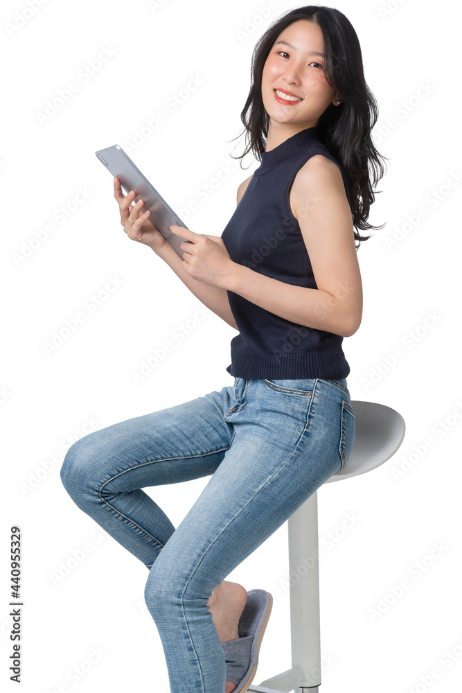 快乐快乐的亚洲成年女性青少年手持平板电脑和背包休闲布坐在mo上