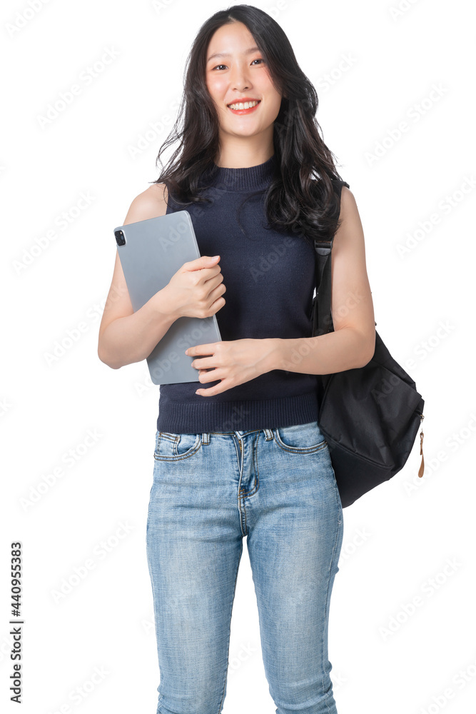 快乐快乐的亚洲成年女性青少年手持平板电脑和背包休闲布准备好了