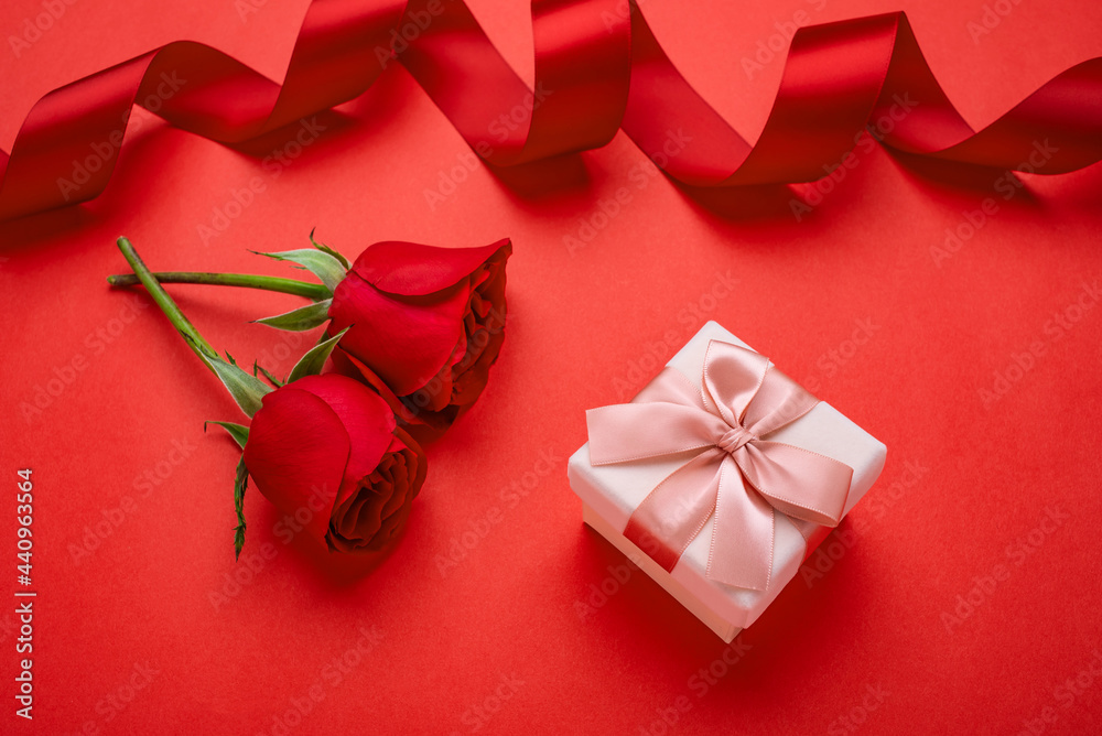 情人节红玫瑰和礼盒