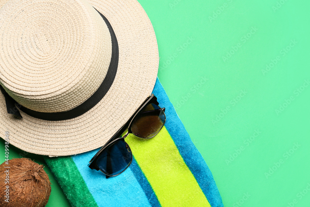 彩色背景上的毛巾、帽子和椰子