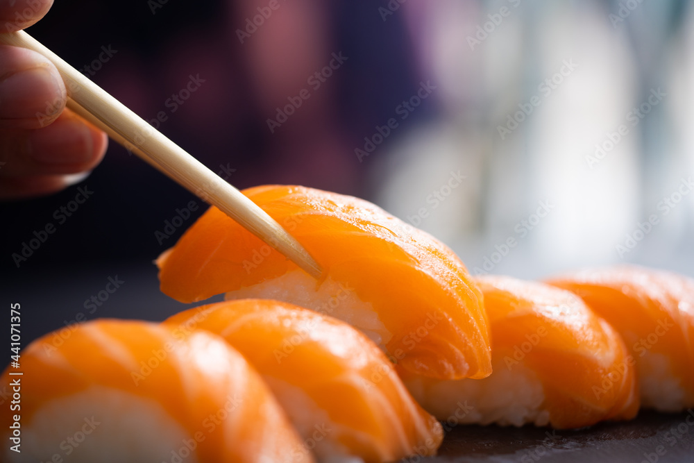 日本自助餐厅菜单中的三文鱼刺身。新鲜三文鱼寿司。亚洲朋友用排骨