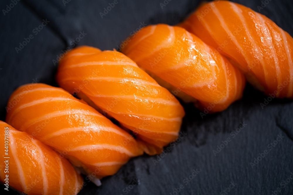 日本自助餐厅菜单中的三文鱼刺身。新鲜三文鱼寿司。亚洲朋友用排骨