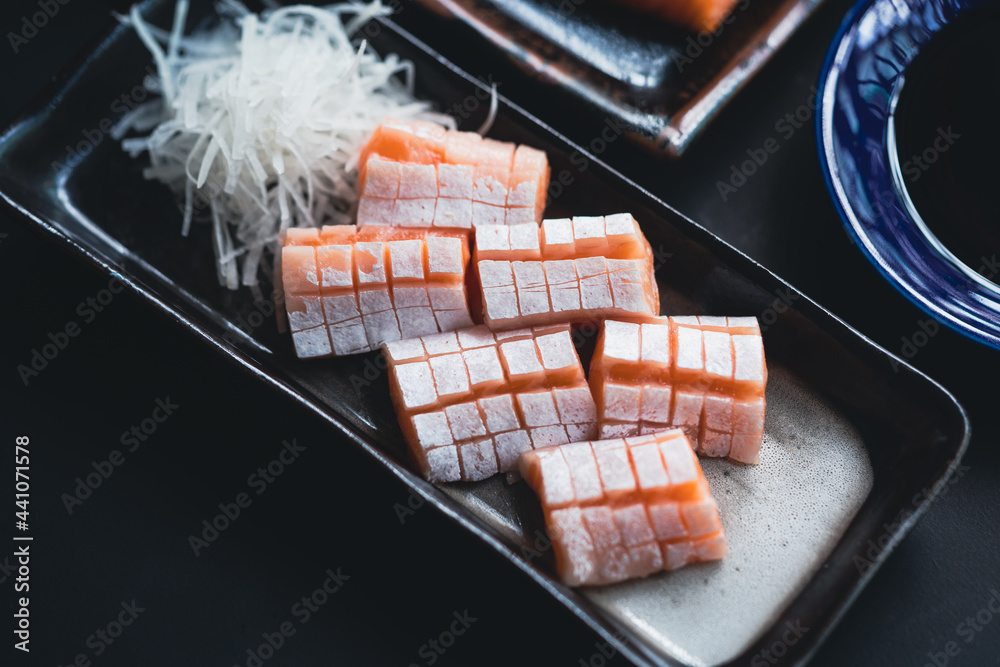 带肚子三文鱼刺身，日本自助餐厅。黑板三文鱼切片上的新鲜三文鱼鱼片