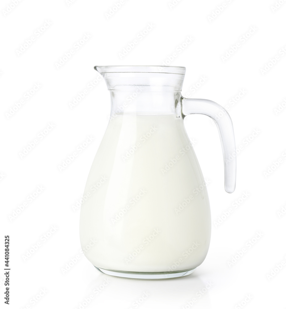 白色背景上隔离的玻璃罐鲜奶。剪辑路径。