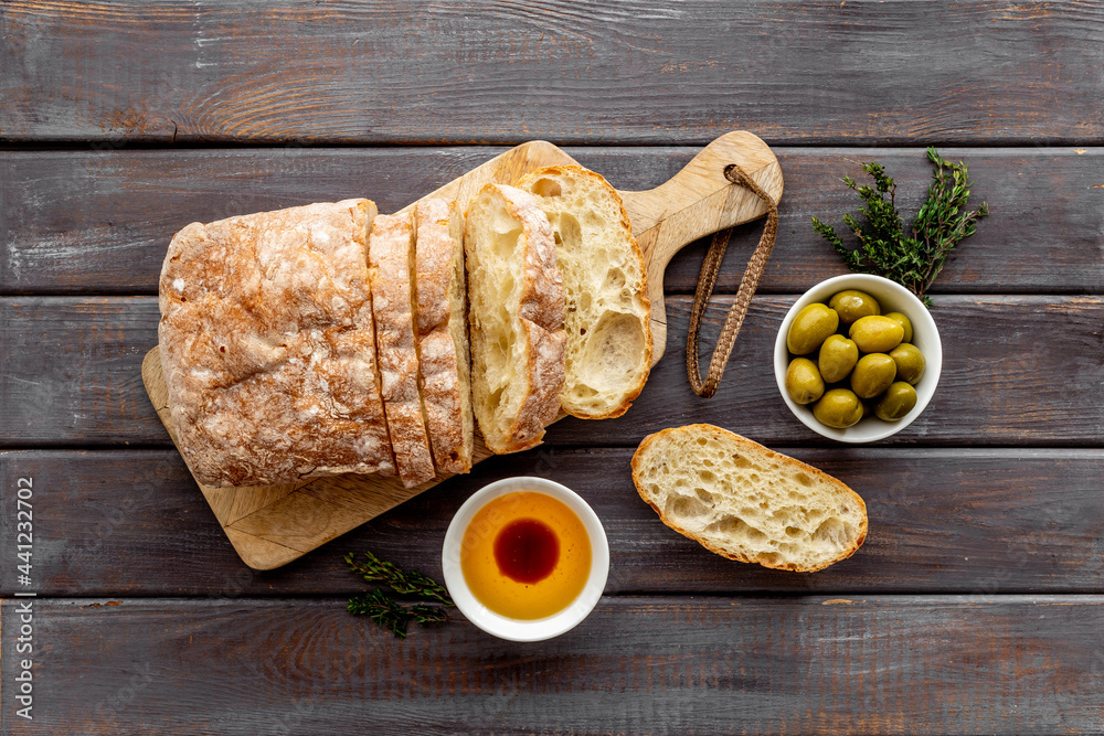 橄榄油和香醋面包。意大利美食开胃菜