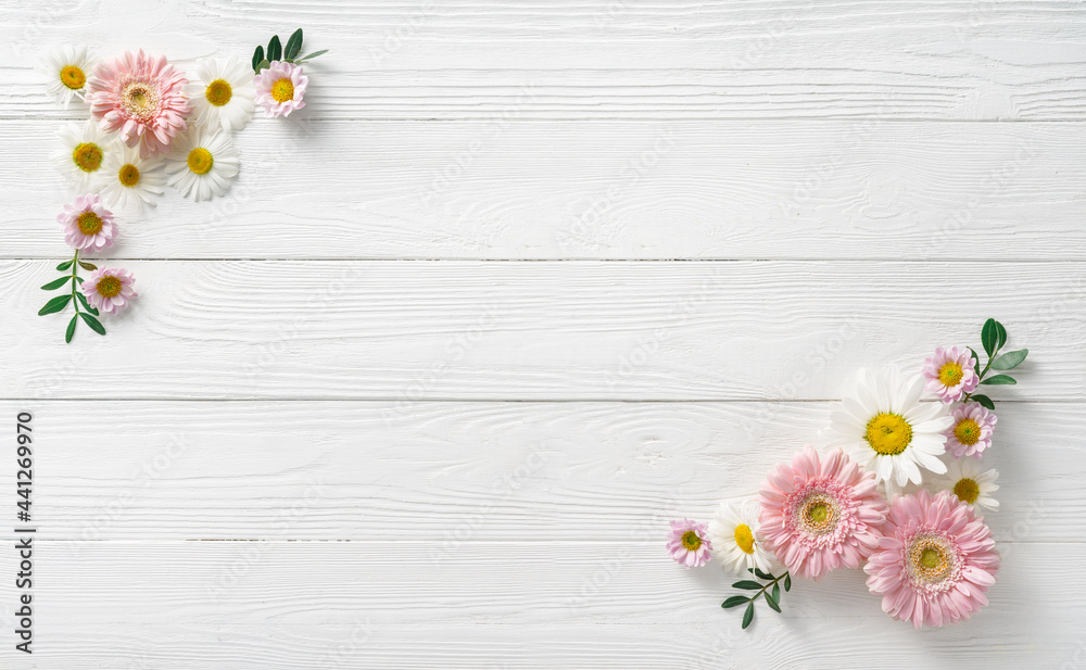 鲜花构图。白色木质背景上的白色花朵。粉色和白色fl的婚礼模型