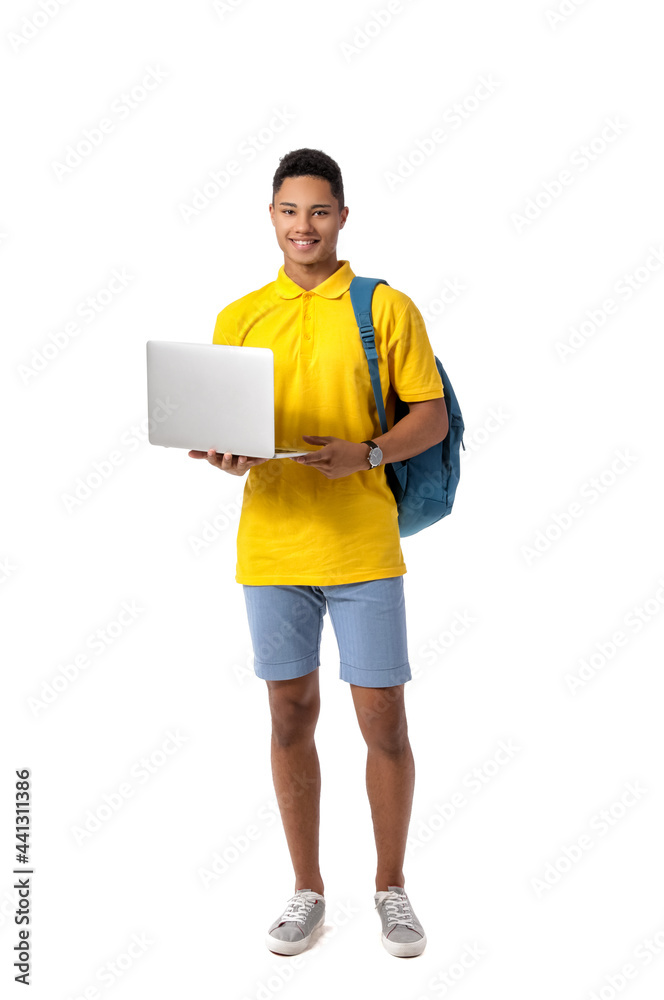 白人背景下带笔记本电脑的非裔美国男学生