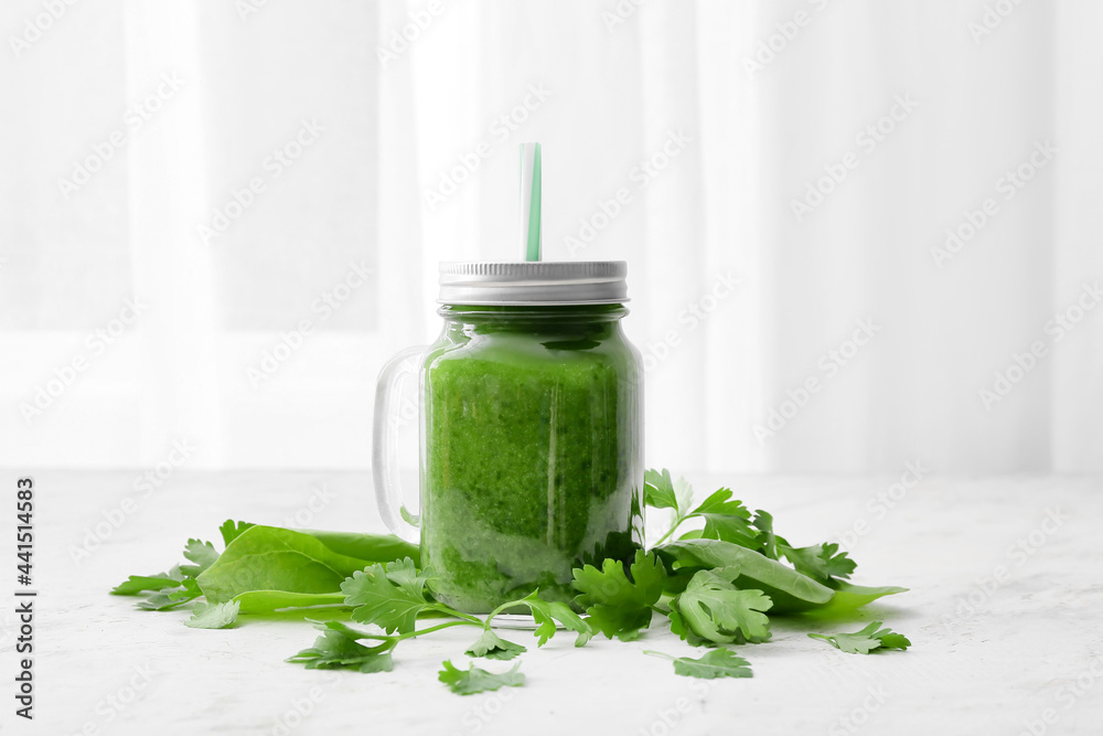 梅森罐健康的绿色奶昔，浅底欧芹和菠菜