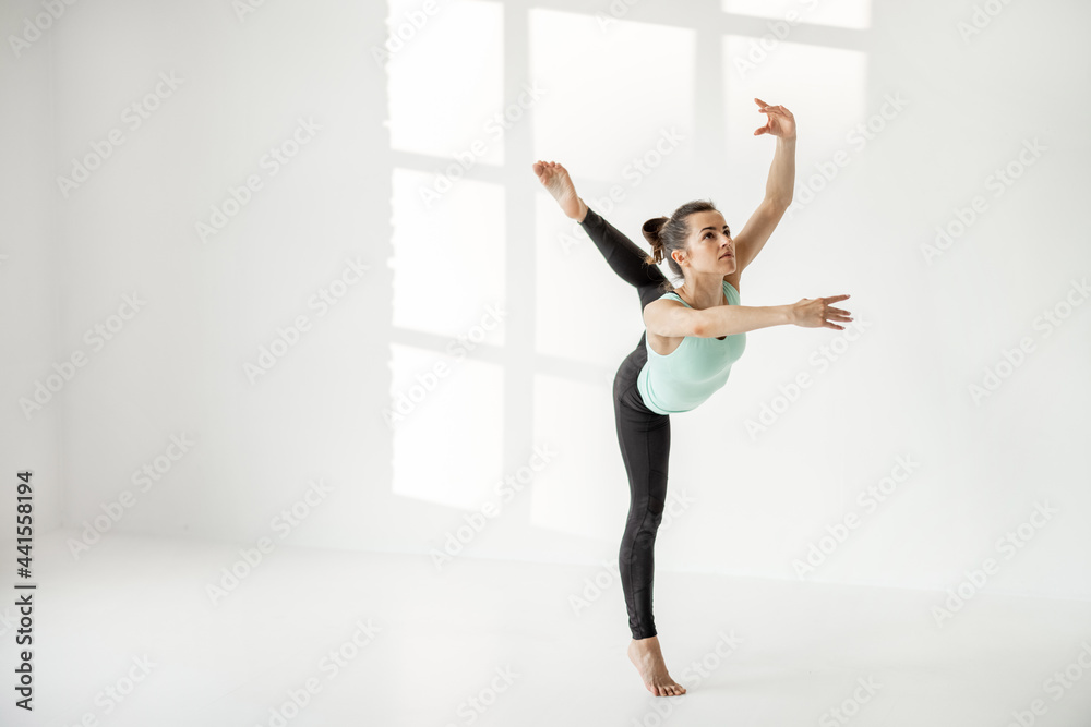 运动女性独自在白人教室练习艺术体操或芭蕾舞