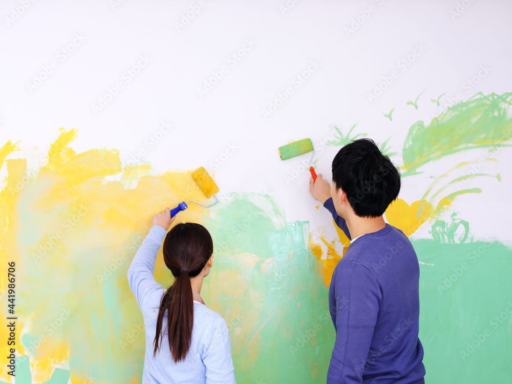 快乐的年轻情侣画墙照片