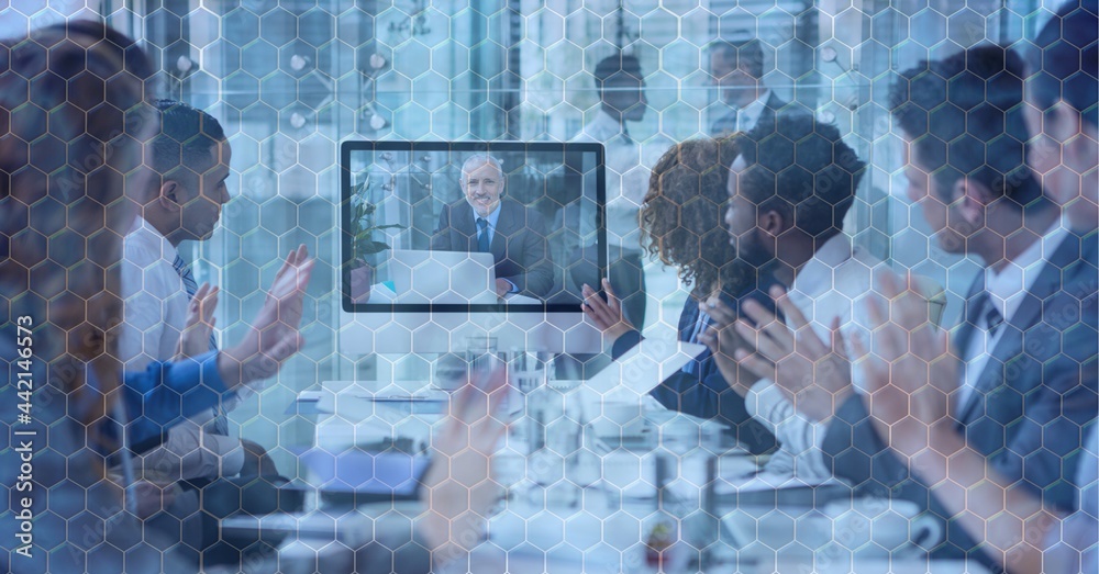 商务视频会议上人们鼓掌的数字屏幕网络构成