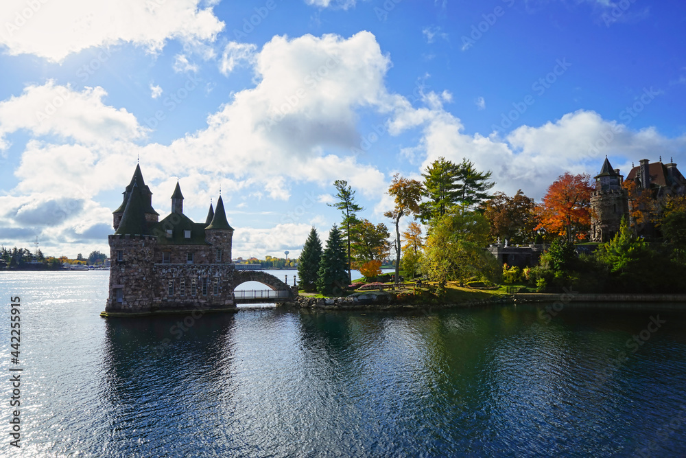 心脏岛上历史悠久的博尔特城堡。树木、树叶、河流、蓝天。