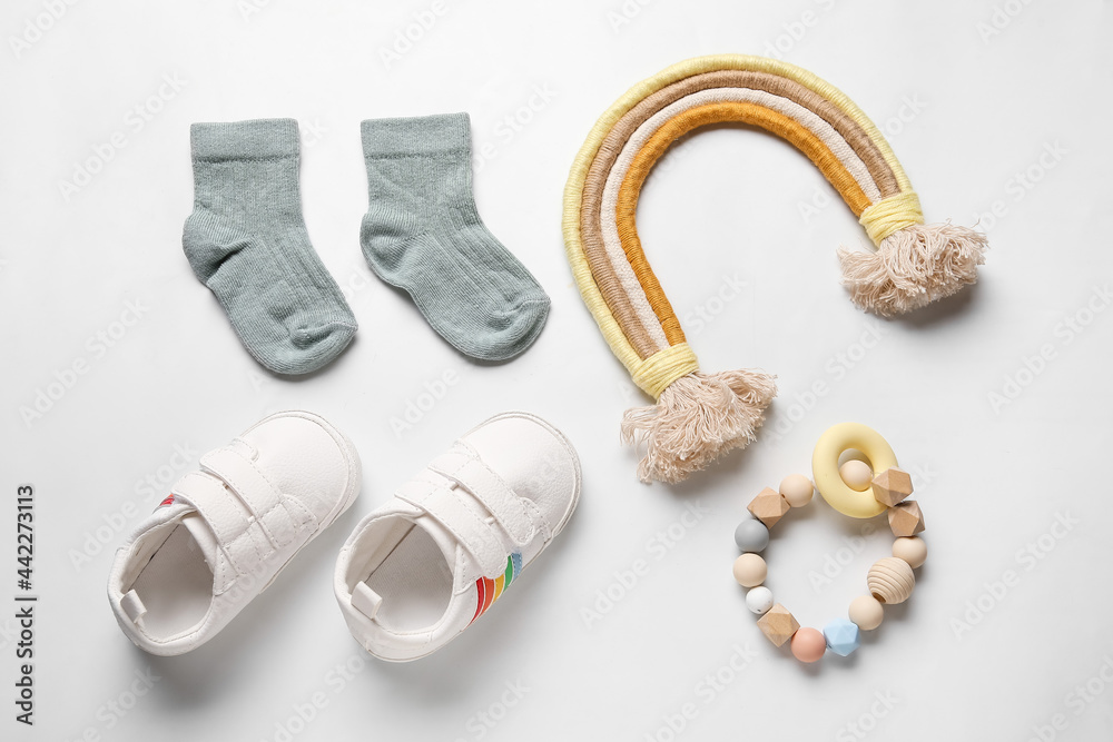彩色背景的婴儿鞋、袜子和玩具
