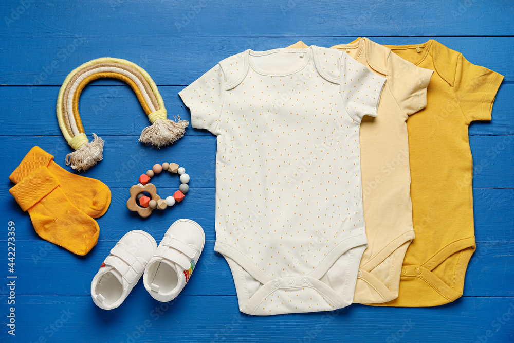 彩色木质背景的婴儿服装和配饰