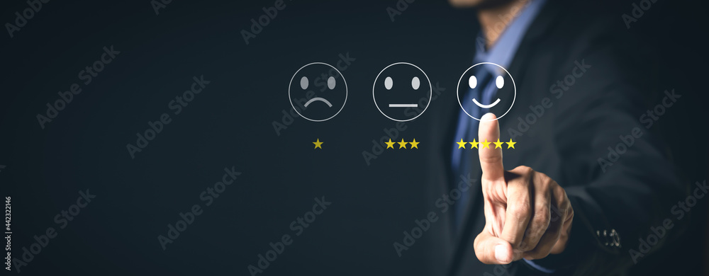 客户服务和满意度概念商人触摸虚拟屏幕上的快乐笑脸图标