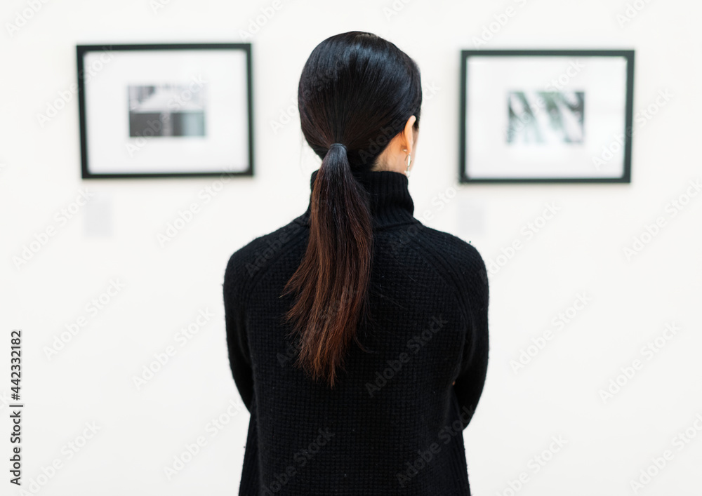 一个女人正在参加一个艺术展览