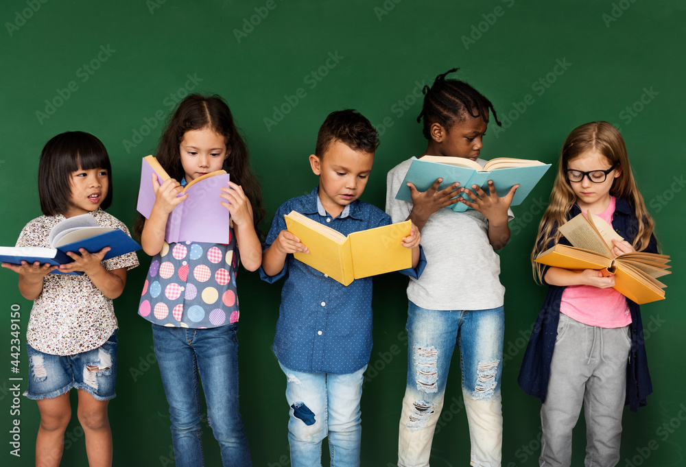 多样化的孩子读书