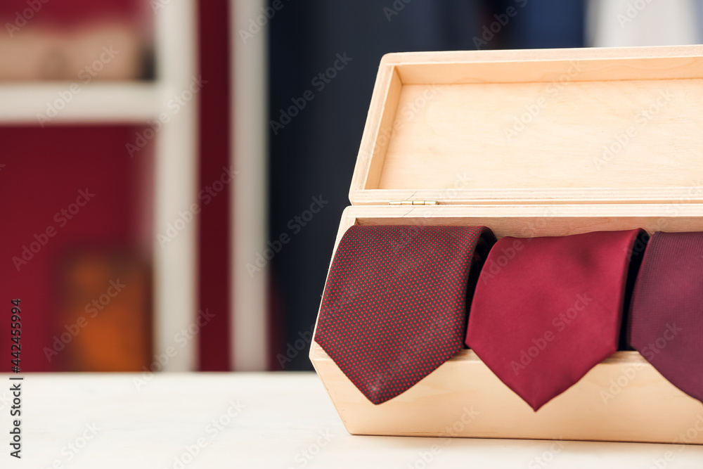 桌子上有时尚领带的盒子，特写