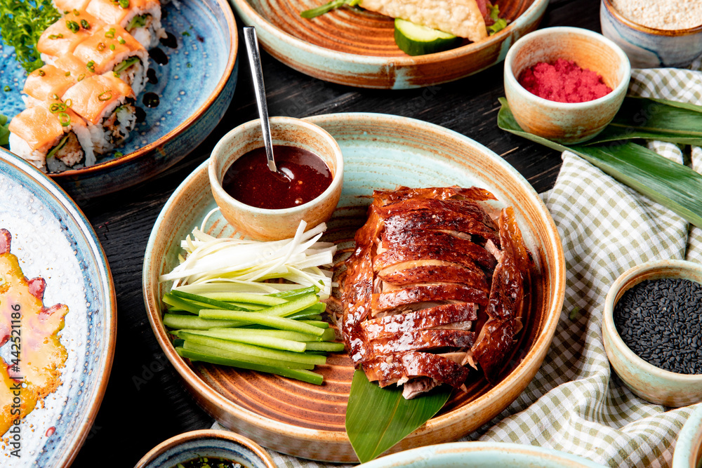 传统亚洲美食北京烤鸭配黄瓜和酱汁的侧视图