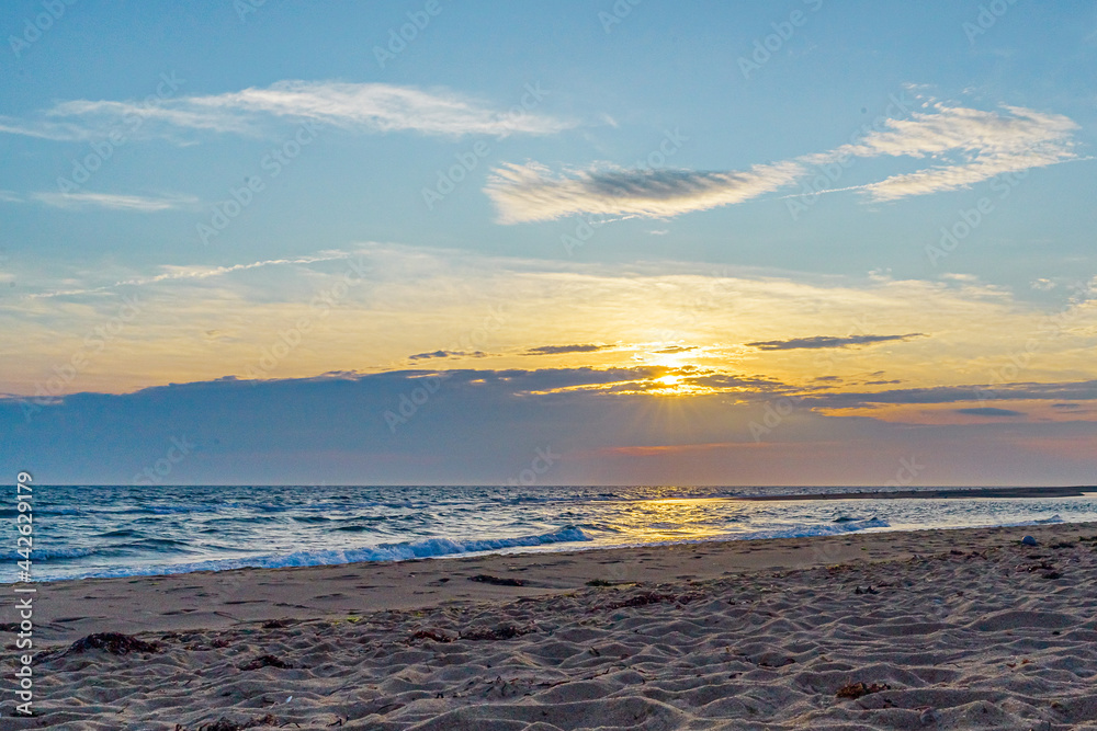 日落在普罗文斯特兰科德角北侧的海滩上，大西洋海景MA US。