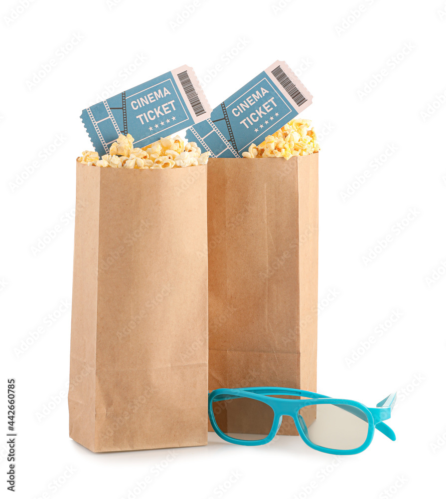 白色背景上有美味爆米花、电影票和3D眼镜的纸袋