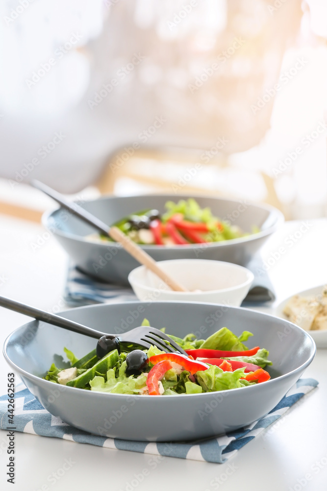 餐厅餐桌上有新鲜希腊沙拉的盘子