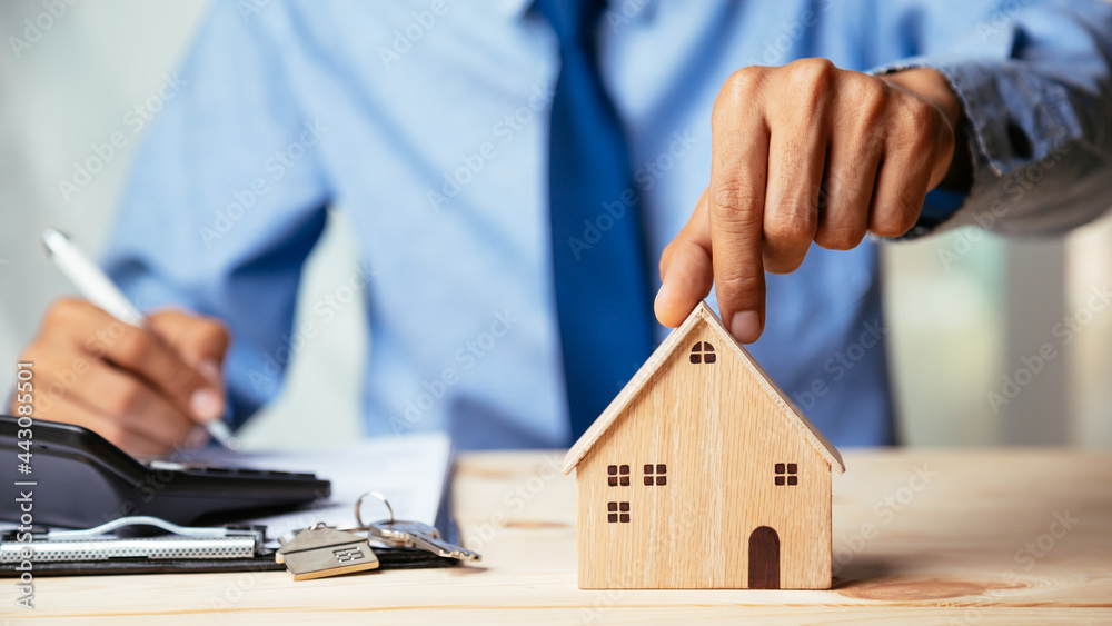 与房地产经纪人和客户讨论购房、保险或其他合同的房屋模型