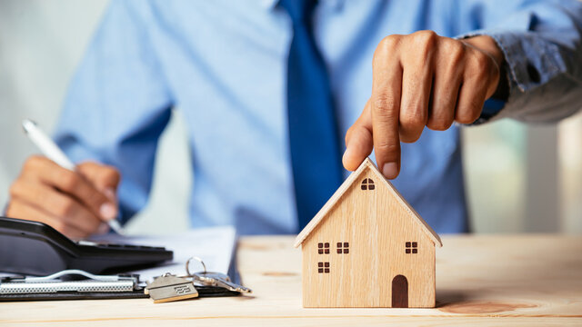 房屋模型与房地产经纪人和客户讨论购房合同，保险或l