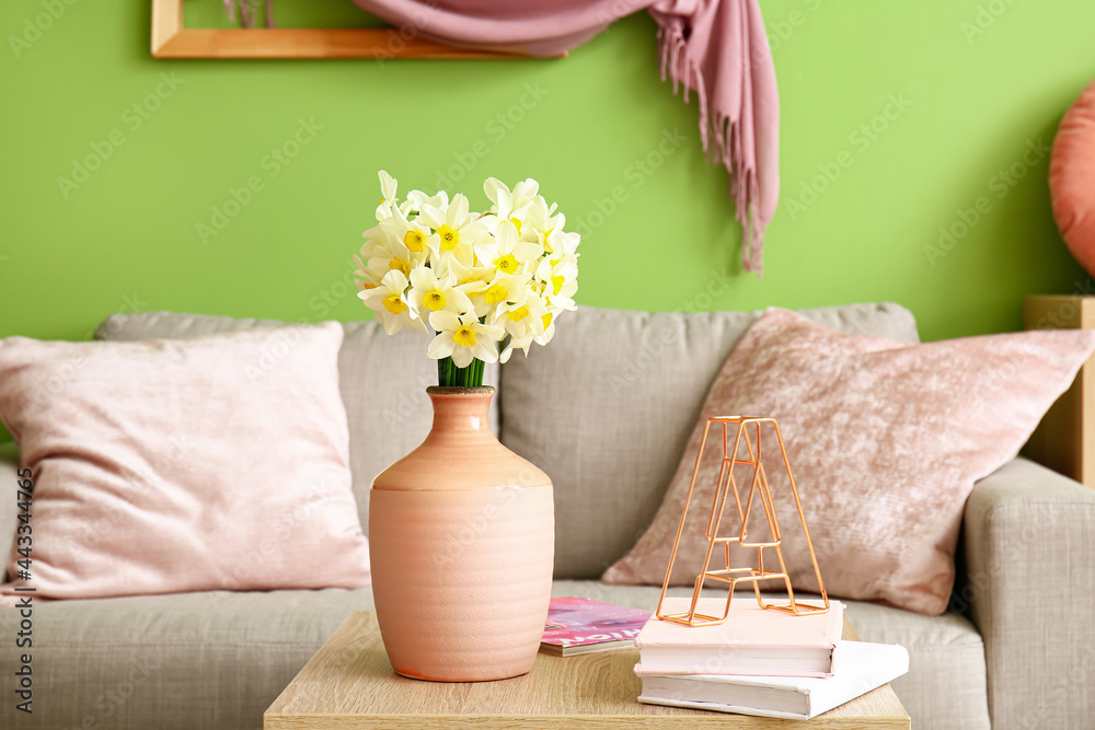 房间桌子上放着书的水仙花花瓶